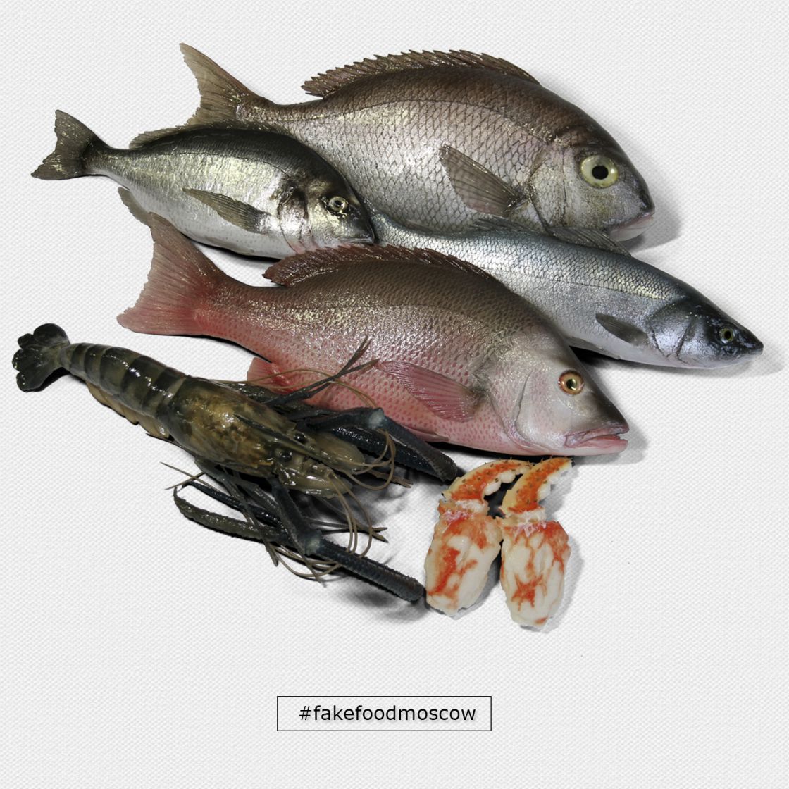 Муляжи рыбы и морепродуктов.